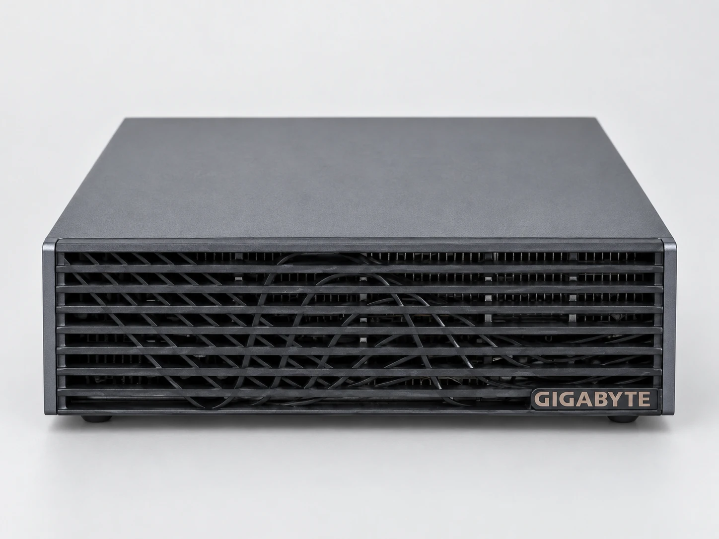 正面看到的 AI TOP ATOM 外观:水平鳍片格栅覆盖整个宽度,右下角为 GIGABYTE 徽标。